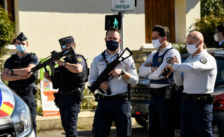 مقتل شرطية فرنسية طعنا يوقظ المخاوف من إرهاب الذئاب المنفردة