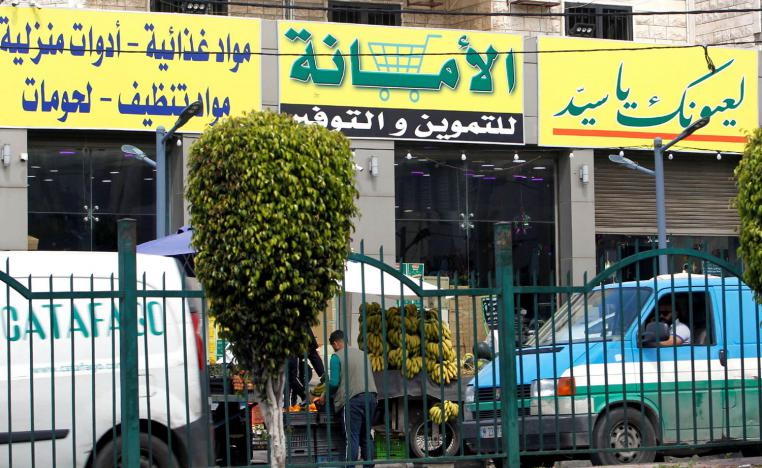 دكان في ضواحي بيروت يرفع شعارات حزب الله