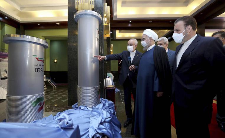 الرئيس الإيراني حسن روحاني يستمع إلى شرح عن منشآت التخصيب