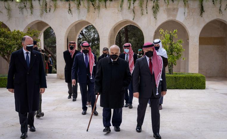 العاهل الأردني الملك عبدالله الثاني برفقة عمه الأمير الحسن بن طلال ومن خلفهما الأمير حمزة 