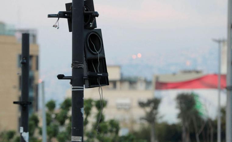 إشارة ضوئية مكسورة ومهملة في بيروت