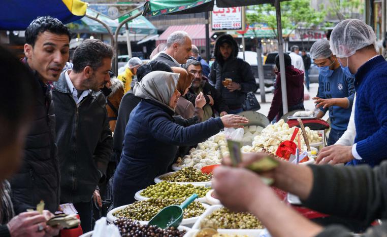 انهيار الليرة يفاقم متاعب السوريين المعيشية