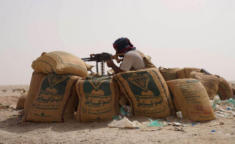 مقاتل من الشرعية في خط دفاعي عن مأرب