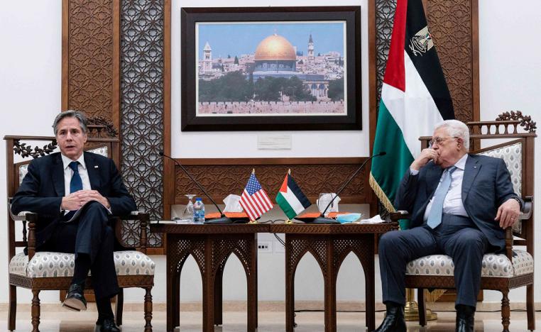 لقاء بين الرئيس الفسلطيني محمود عباس (يمين) ووزير الخارجية الأميركي أنتوني بلينكين في رام الله