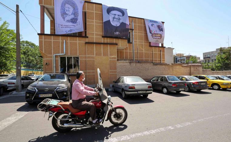 طريق الرئاسة مفتوح أمام رئيسي بعد استبعاد أبرز المرشحين من الانتخابات 