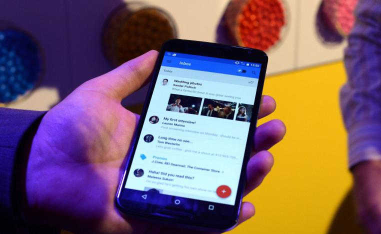 تطبيق جيميل يظهر على شاشة هاتف