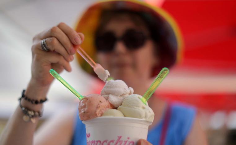 امرأة فرنسية تتناول المثلجات