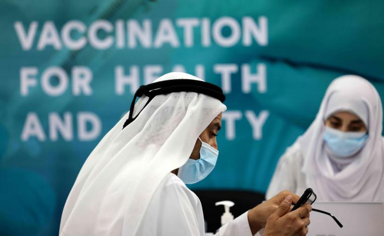 مواطن إماراتي يسجل لتلقي لقاح كورونا في مركز تطعيم بدبي 