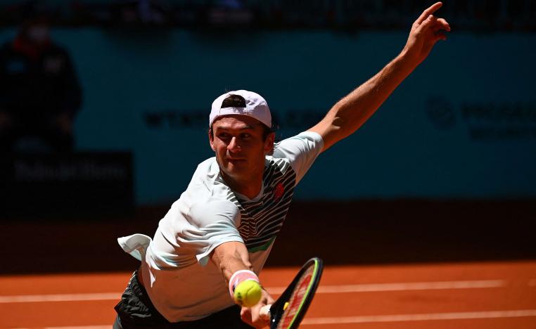 لاعب التنس الروسي يحجز بشق النفس بطاقته الى الدور الثالث
