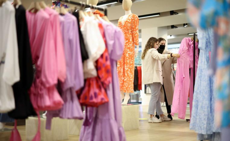 نساء بريطانيات يتسوقن في متجر بلندن