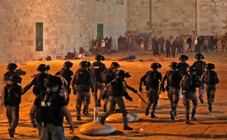 قوات الجيش الإسرائيلي تواجه الفلسطينيين في الأقصى