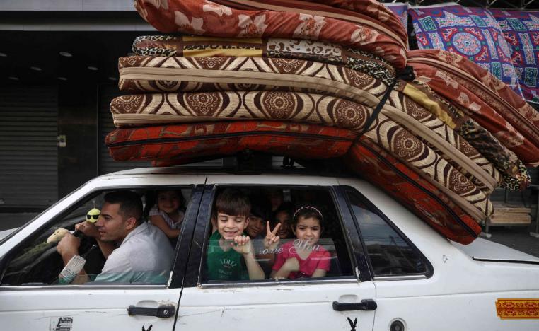 فلسطيني يعود بعائلته إلى منزلهم وسط غزة بعد الهدنة