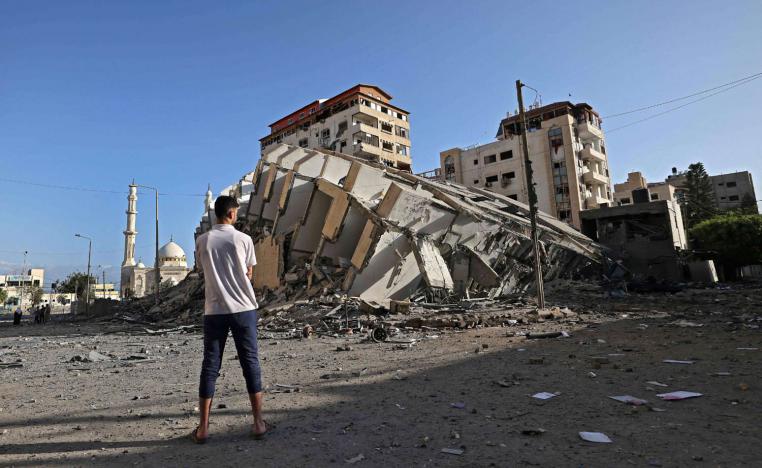 فلسطيني امام مبنى دمرته غارات إسرائيلية