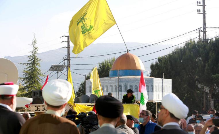 متظاهرون من حزب الله يرفعون مجسما للمسجد الأقصى