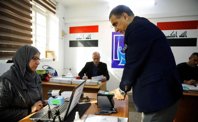 عراقي يقوم بالتسجيل