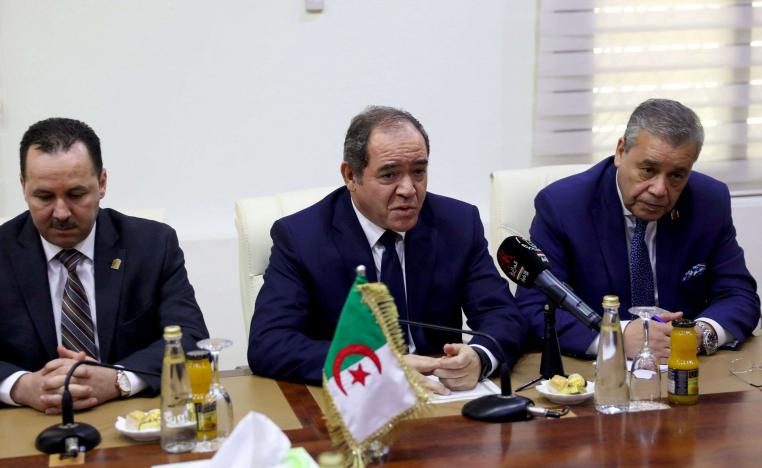 الجزائر دفعت في السابق بتعزيزات عسكرية ضخمة للحدود مع ليبيا خوفا من تسلل ارهابيين إلى أراضيها