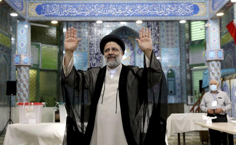 العزوف الانتخابي يمنح رئيسي تفوقا على منافسيه في انتخابات الرئاسة