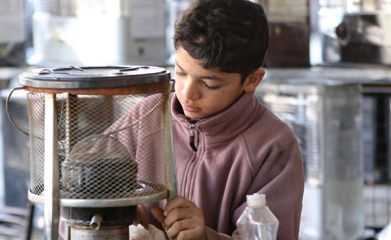 طفل أردني يعمل في ورشة إصلاح للمدافئ في عمان