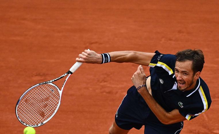 لاعب التنس الروسي يضرب موعدا في الدور الرابع مع التشيلي غارين