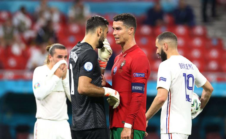 المهاجم البرتغالي يسجل هدفين في مرمى غريمه الفرنسي