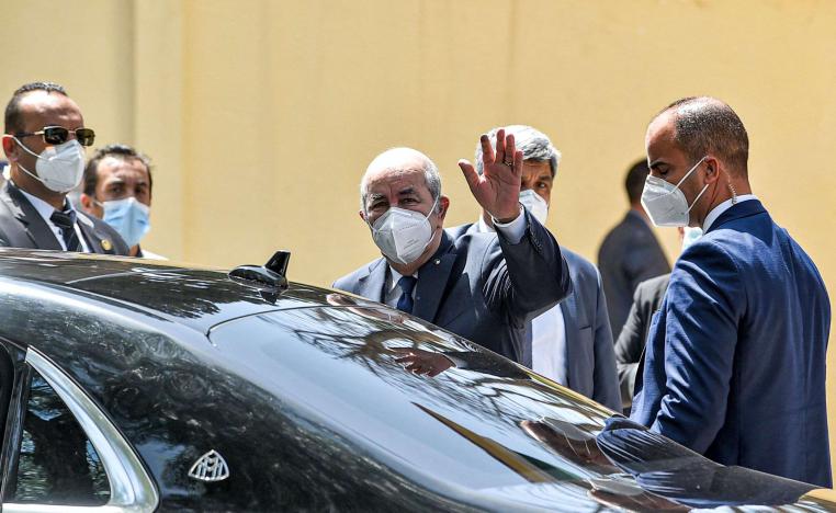 الرئيس الجزائري عبدالمجيد تبون يلوح بيده بعد إنهائه التصويت في الانتخابات