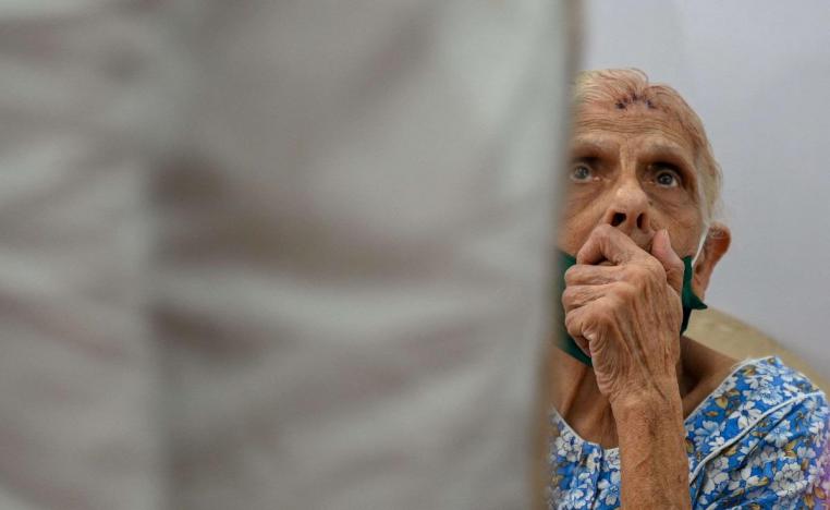 مسنة هندية تنتظر تلقي لقاح كورونا