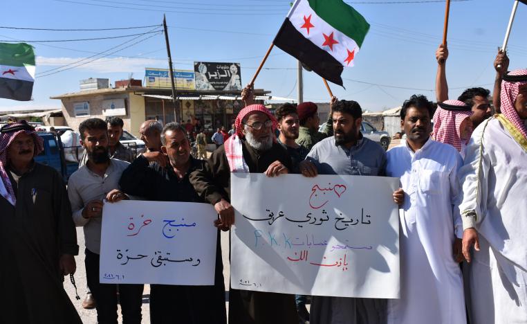 منبج السورية تنتفض رفضا للتجنيد القسري وتنديدا بتردي الاوضاع