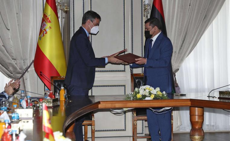 رئيس الوزراء الليبي عبدالحميد الدبيية (يمين) يستقبل بطرابلس نظيره الإسباني بيدرو سانشيز