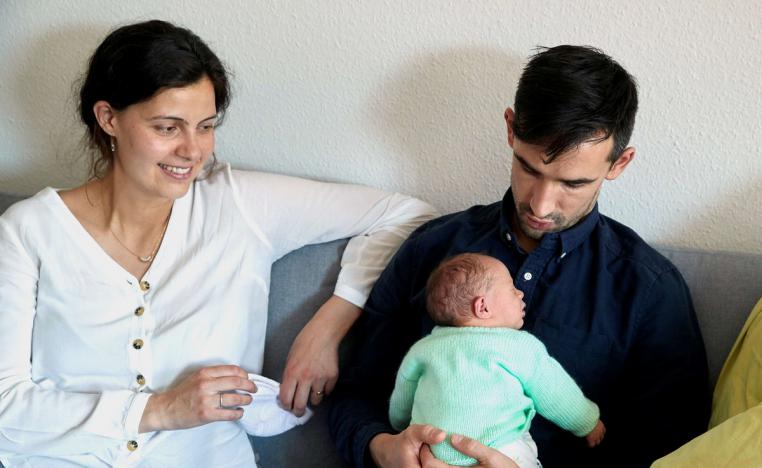 طفل حديث الولادة مع والديه الفرنسيين