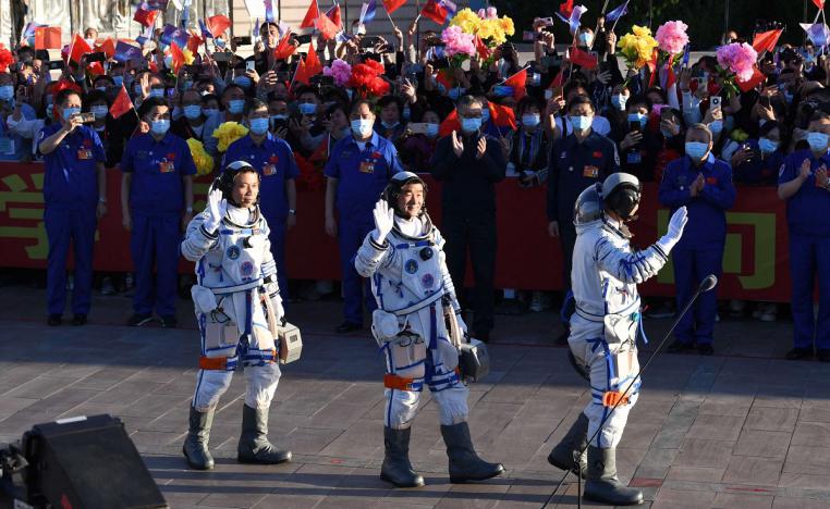 مراسم وداع لرواد صينيين قبل أول رحلة مأهولة باتجاه محطة الفضاء الصينية