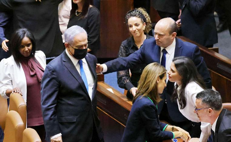 نتانياهو يواجه مصيرا مجهولا بعد الإطاحة به بينما يلاحق في تهم فساد