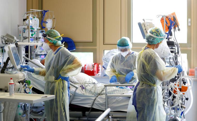 مريض كورونا يتلقى العلاج في وحدة العناية المركزة في مستشفى ألماني