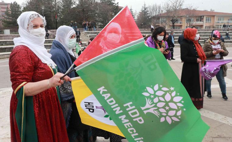 أنصار حزب الشعوب الديمقراطي يحتفلون بعيد النوروز