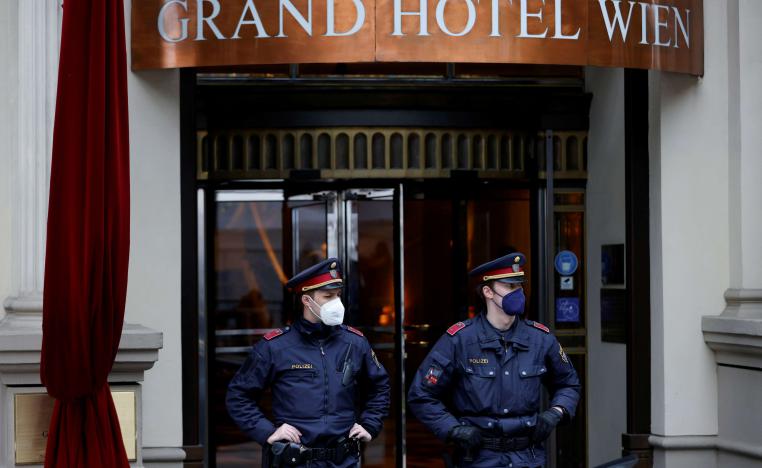 داخل غرف المفاوضات المغلقة في فيينا تعقيدات وتباينات وخارجها تصريحات مغرقة في التفاؤل