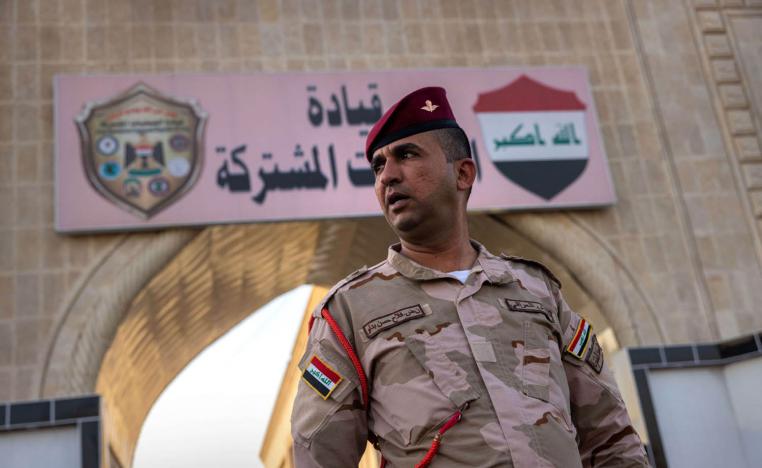 عسكري عراقي يقف عند مدخل من مداخل المنطقة الخضراء