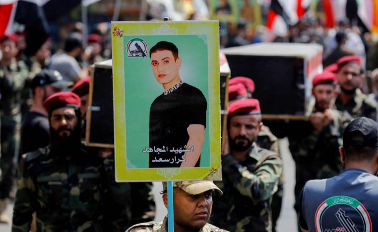 مقاتلون في الحشد الشعبي يشيعون قتلى القصف الأميركي