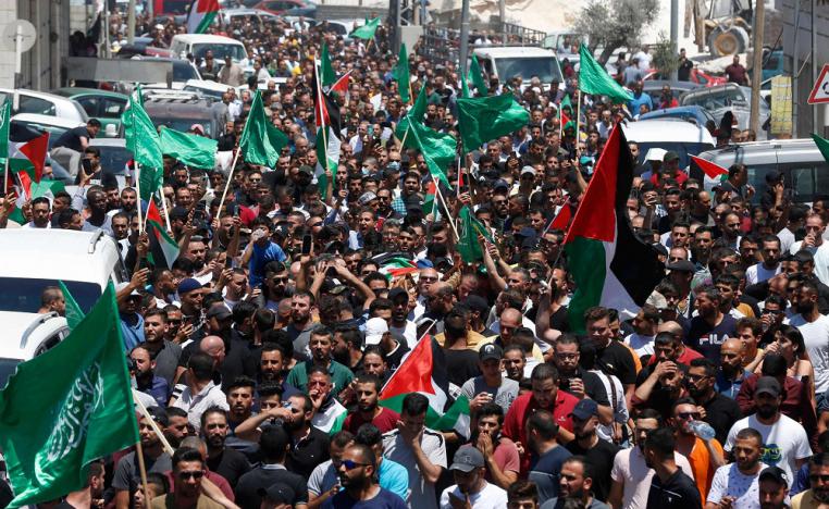 جنازة نزار بنات تكشف سخطا شعبيا على عباس وأجهزة الأمن