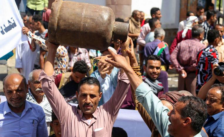 يمنيون يتظاهرون في تعز احتجاجا على نقص الخدمات