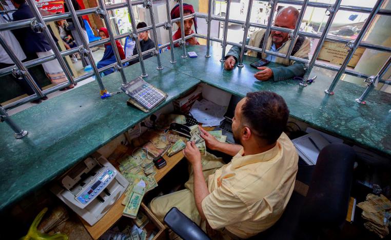 انهيار سعر الصرف يصعب على اليمنيين توفير مستلزماتهم الأساسية