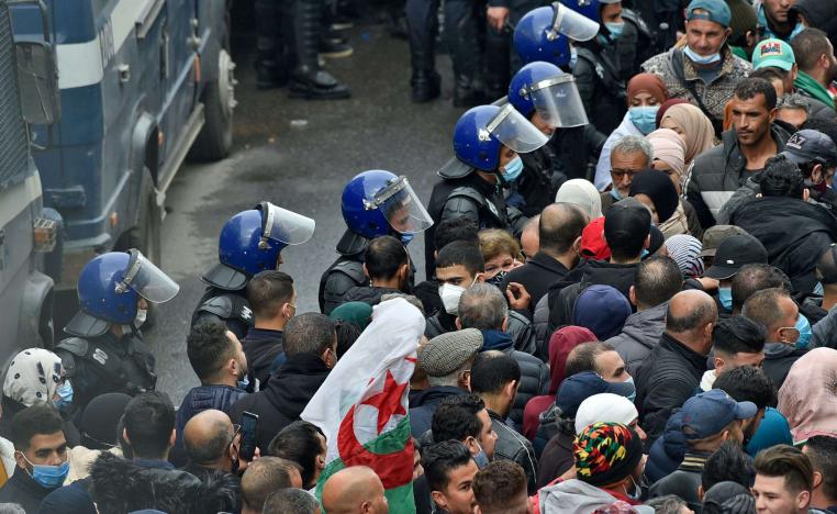 النظام الجزائري يضع يحصر نشطاء الحراك في دوامة قمع