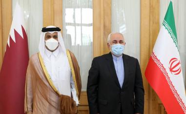 وزير الخارجية الإيراني محمد جواد ظريف (يمين) يستقبل نظيره القطري الشيخ محمد بن عبدالرحمن آل ثاني