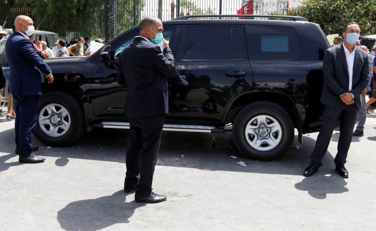 رئيس البرلمان التونسي راشد الغنوشي الموقوف في سيارته امام البرلمان