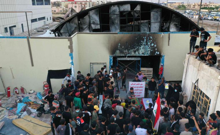 أقارب ضحايا محرقة مستشفى الناصرية يتجمعون امام المبنى حيث قضى اقرباؤهم المرضى حرقا