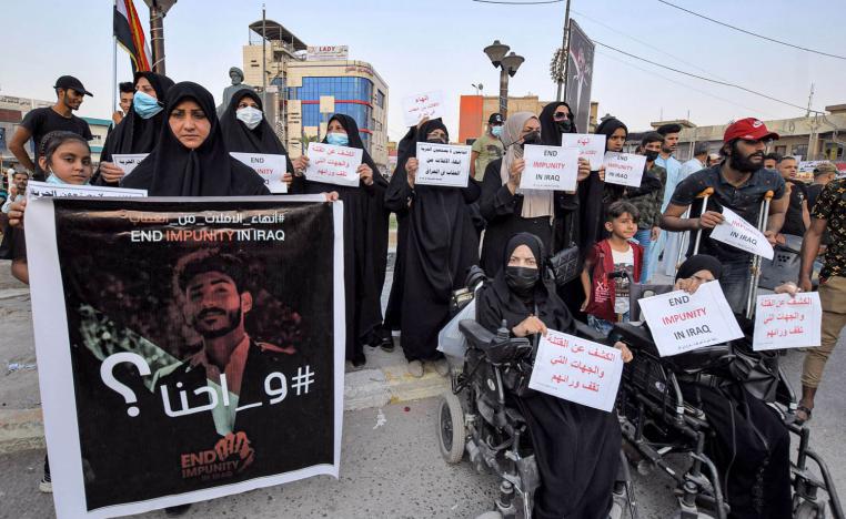 عراقيون يتظاهرون يطالبون بالتحقيق في قتل ابنائهم