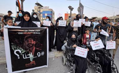عراقيون يتظاهرون يطالبون بالتحقيق في قتل ابنائهم