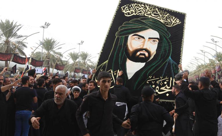 عراقيون يرفعون تخطيطا للإمام علي بن أبي طالب في النجف