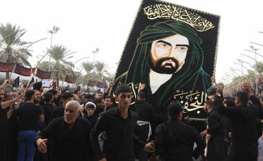 عراقيون يرفعون تخطيطا للإمام علي بن أبي طالب في النجف