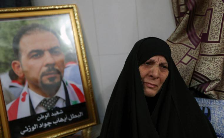 والدة الناشط القتيل ايهاب الوزني تعتصم احتجاجا على عدم تحرك السلطات لكشف الجريمة