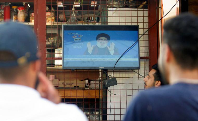 لبنانيون يستمعون لكلمة لزعيم حزب الله حسن نصرالله