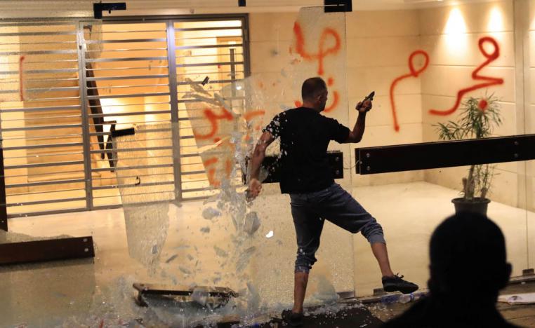 محتج لبناني يهاجم مدخل مبنى يقيم فيه وزير الداخلية